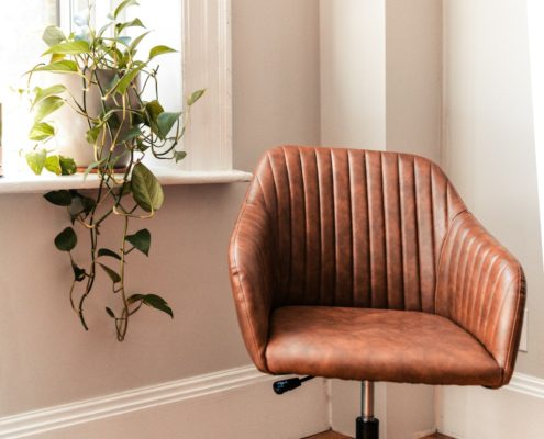 Empty therapist office chair — motivational interviewing in residential addiction treatment